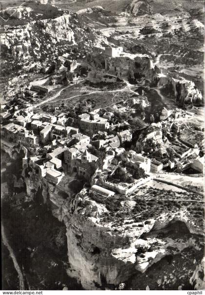 CPM Les Baux De Provence vue Aerienne sur le Rocher et le Village des Baux