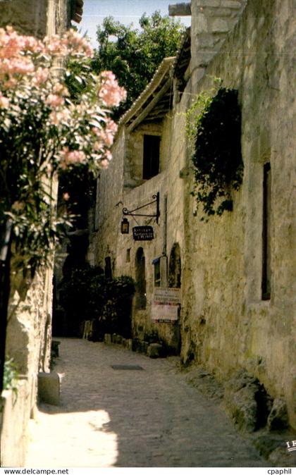 CPM Reflets de Provence Les Baux de Provence B du R une rue du village