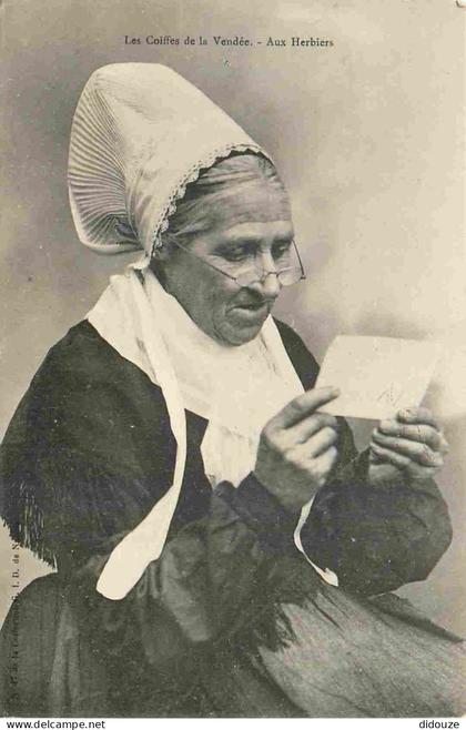 Carte Postale Ancienne - 85 - Les Herbiers - Les Coiffes de la Vendée - Animée - Femme - Folklore - Scène et Types - CPA