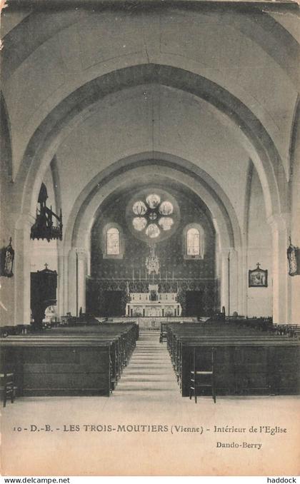 LES TROIS MOUTIERS : INTERIEUR DE L'EGLISE