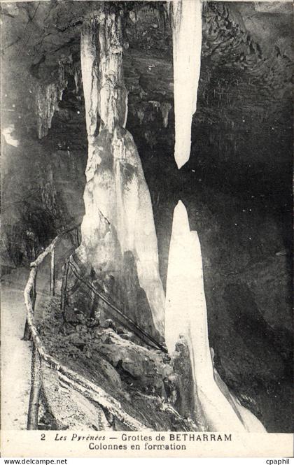 CPA Betharram Les Pyrenees Grottes Colonnes en formation