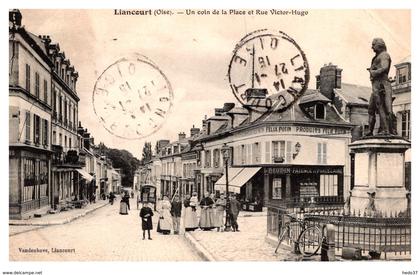 Liancourt - Un Coin de la Place et rue Victor Hugo