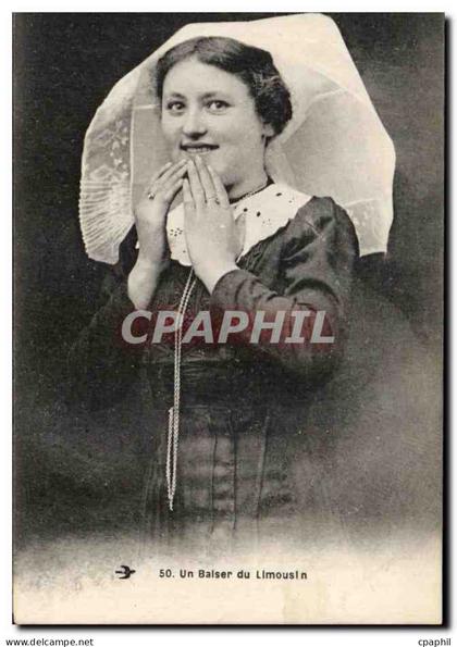CPA Un Baiser du Limousin Folklore Costume