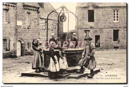 CPA Locronan Le puits Banal la Place Folklore Costume