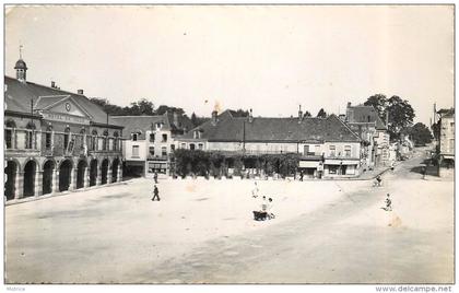 LONGNY AU PERCHE - la place.