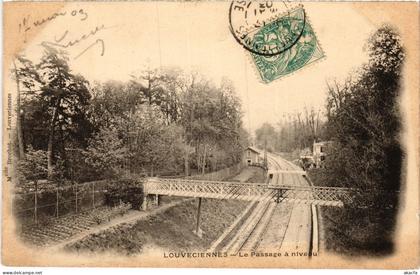 CPA Louveciennes Le Passage a niveau FRANCE (1378748)