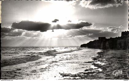 CPSM Luc Sur Mer contre Jour Sur Les Falaises