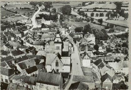 LUCHE-PRINGE : L'EGLISE ET LE BOURG
