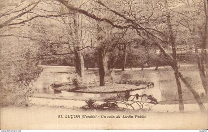 CPA Lucon Un coin du jardin public