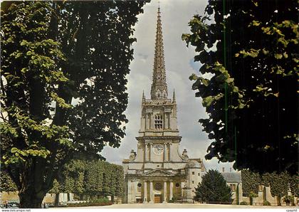 CPM Lucon La Cathedrale et la Place Marechal Leclere