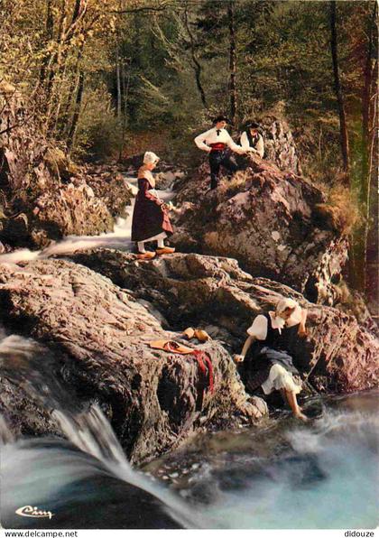 Carte Postale - 70 - Luxeuil Les Bains - Folklore avec les Gauch'nots et Gauch'nottes de Luxeuil les Bains - Torrent dan