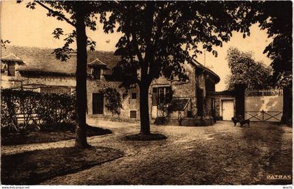 CPA MAGNY-les-HAMEAUX Les Petites Ecoles (1386403)