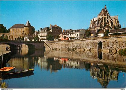 CPM Mayenne Mayenne Les Bords de la Mayenne l'Eglise Notre Dame et le Chateau