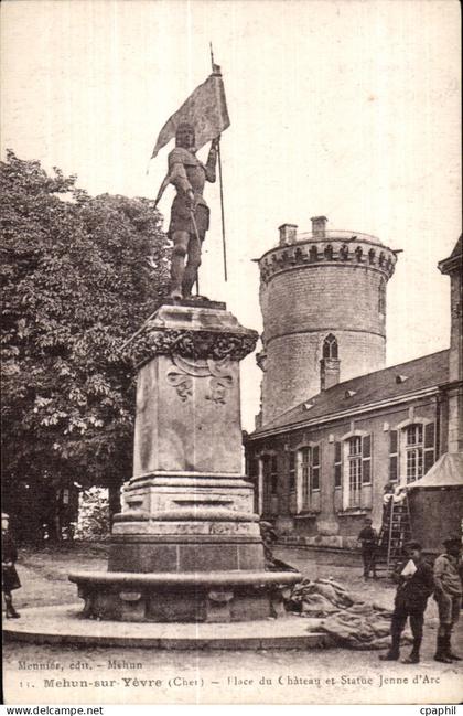 CPA Mehun sur Yevre (Cher) Place de Chateau et Statue Jenne d Are