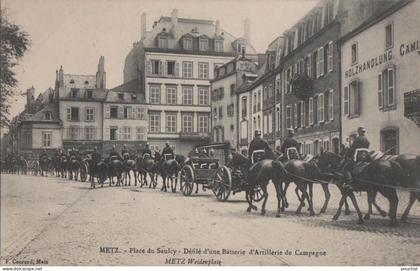 BQ-57) METZ - PLACE DU SAULCY - DEFILE D'UNE BATTERIE D'ARTILLERIE DE CAMPAGNE - PARADE - ( 2 SCANS )