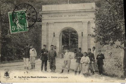 CPA Le Fort du Mont Valerien Entree Principale Militaria Soldats