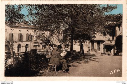 N°19299 Z -cpsm Montclar de Quercy -un coin de la promenade-