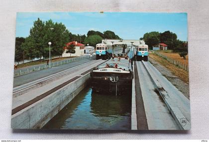 Cpm, pente d'eau de Montech, péniches et bateliers, Tarn et Garonne 82