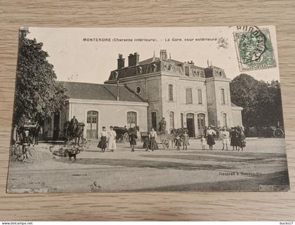 CPA 17 - Montendre - la gare,cour extérieur