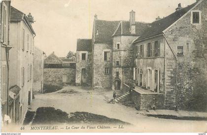 CPA Montereau La Cour du Vieux Chateau