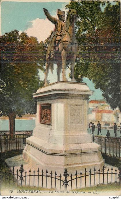CPA Montereau La Statue de Napoleon