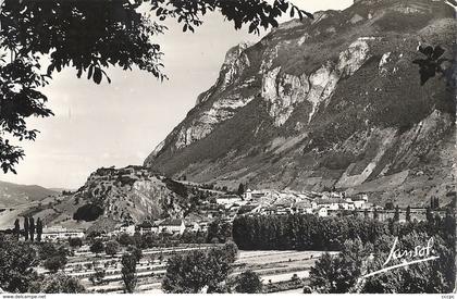 CPSM Montmélian Vue générale et le Rocher de la Savoyarde
