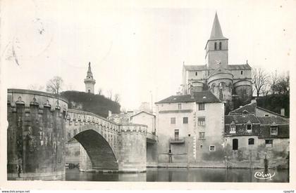 CPM Montmorillon Vienne Le Vieux Pont La Vierge du Chateau et l Eglise Notre Dame