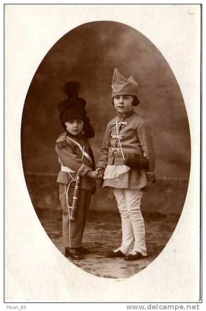 29 - MORLAIX - CARTE PHOTO - jeune enfants en costume militairte chez le photographe Mazé-Launay à Morlaix