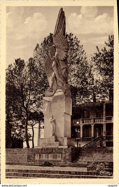 CPA Muret Monument Clement Ader pere de l'Aviation ne a Muret en 1841