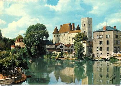 77 - Nemours - Les bords du Loing  au fond  le vieux château des Ducs de Nemours - CPM - Voir Scans Recto-Verso
