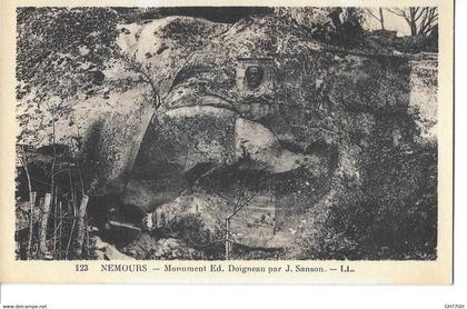 CPA NEMOURS -MONUMENT DOIGNEAU par Sanson