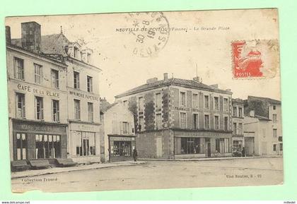 K758 - NEUVILLE DE POITOU - Neuville en Poitou - La Grande Place - Café de la place , coiffeur, pharmacie