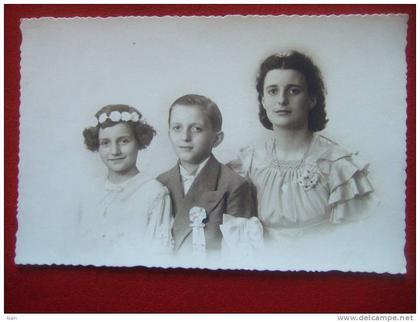 30 - NIMES - CARTE PHOTO - COMMUNIANTS - FILLE ET GARÇON AVEC LEUR MAMAN....PHOTO " D'HOMBRES "