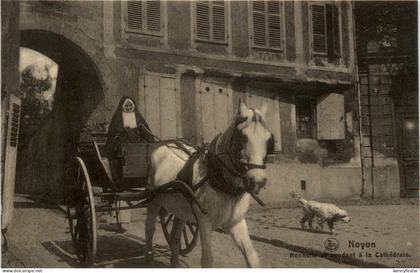 Noyon - Nonnette se rendant a la Cathedrale