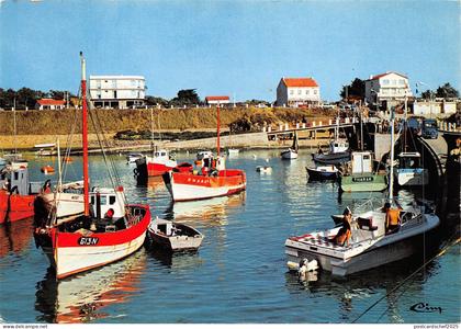 BF1812 ship bateaux tharon plage le port   france