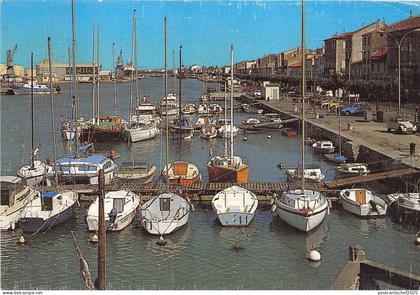 BR16049 POrt la Nouvelle Le port ship bateaux  france