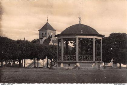 BR48100 Mauze sur le mignon lekiosque et l eglise     France