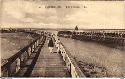 CPA Ouistreham Les deux jetees