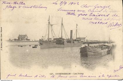 CPA Ouistreham Les jetees Bateaux
