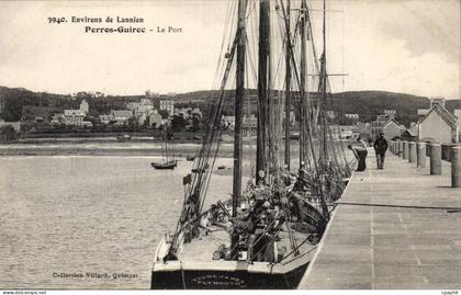 Perros Guirec cPA Le port (bateau Young James Plymouth)