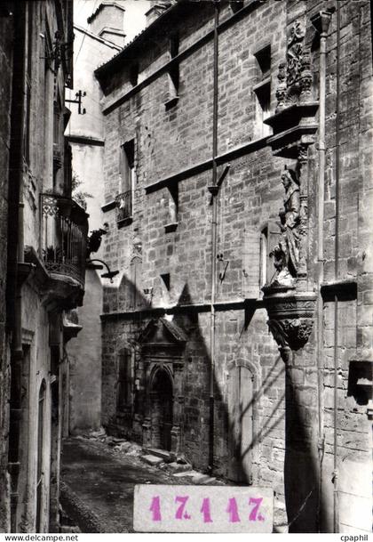 CPM Pezenas Une Vieille rue