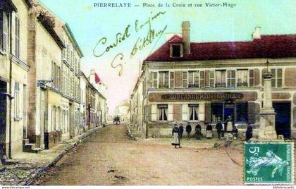 D95 Cpa toilée - PIERRELAYE < VUE ANIMEE DE LA PLACE DE LA CROIX ET RUE VICTOR HUGO +BOULANGERIE