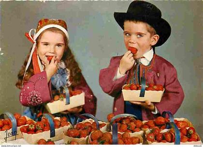 Carte Postale - 29 - Plougastel Daoulas - Petits Enfants en costumes de Plougastel Daoulas Daoulas mangeant des Fraises