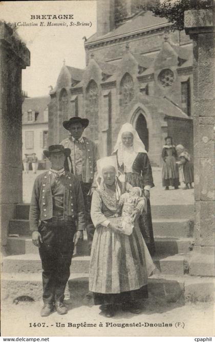 CPA Bretagne un Bapteme A Plougastel Daoulas Folklore