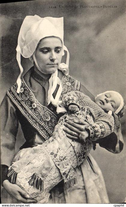 CPA un bébé de Plougastel Daoulas