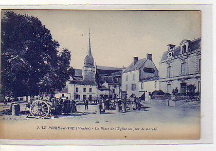 Le Poiré sur Vie : la place de l'église un jour de foire