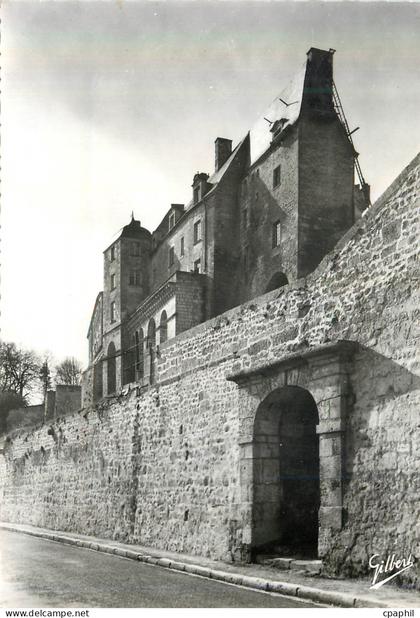 CPM Pons (Chte Mme) les Remparts du Chateau