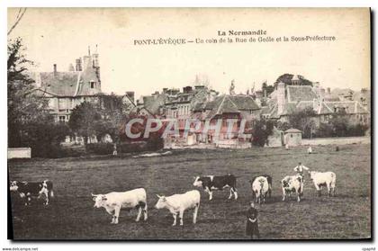 CPA La normandie Pont L'Eveque un coin de la rue de geole et la Sous Prefecture Vaches