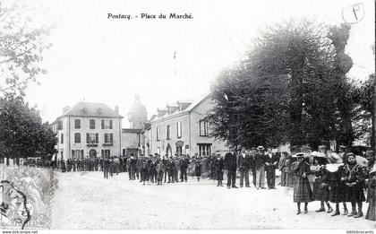 D64 PONTACQ - VUE ANIMEE DE LA PLACE DU MARCHE