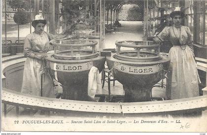 CPA Pougues-les-Eaux Sources Saint-Léon et Saint-Léger Les Donneuses d'Eau